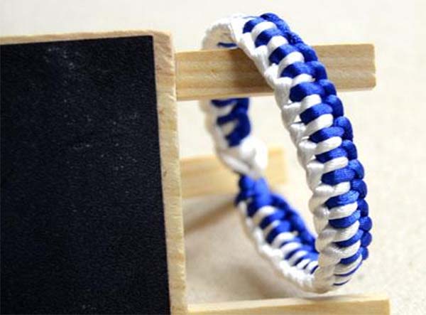 como-hacer-una-pulsera-con-macrame